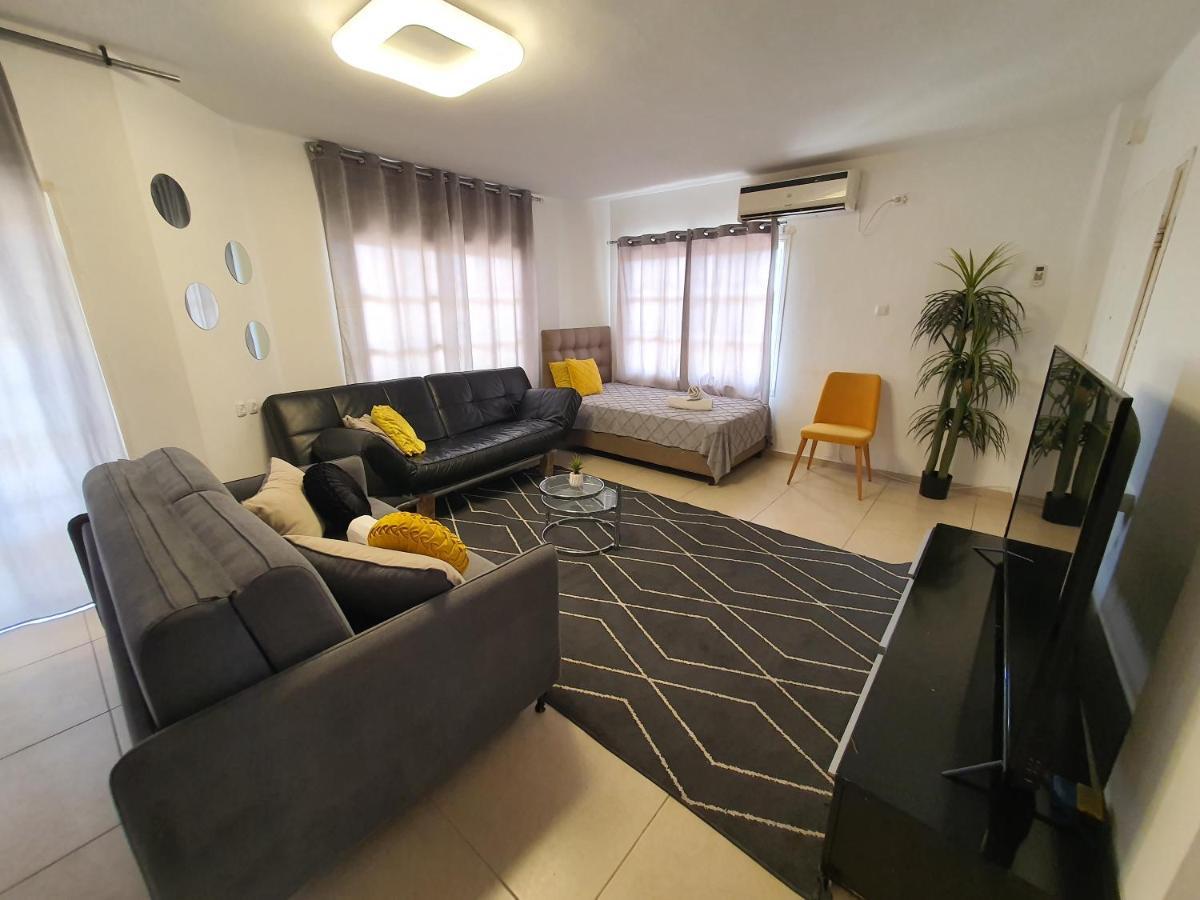 אילת Barak Royal Suites 20 Garden Jacuzzi - ג'קוזי בחצר מראה חיצוני תמונה