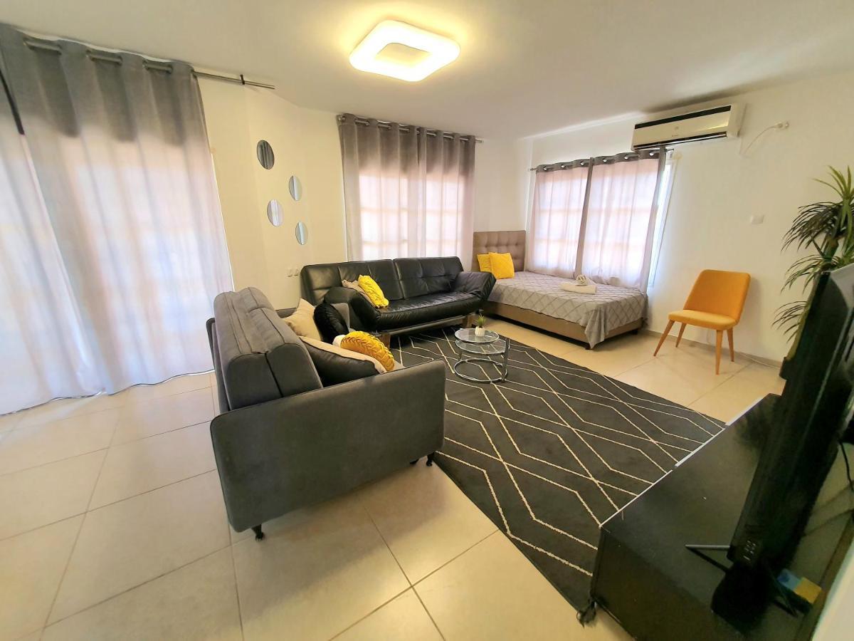 אילת Barak Royal Suites 20 Garden Jacuzzi - ג'קוזי בחצר מראה חיצוני תמונה