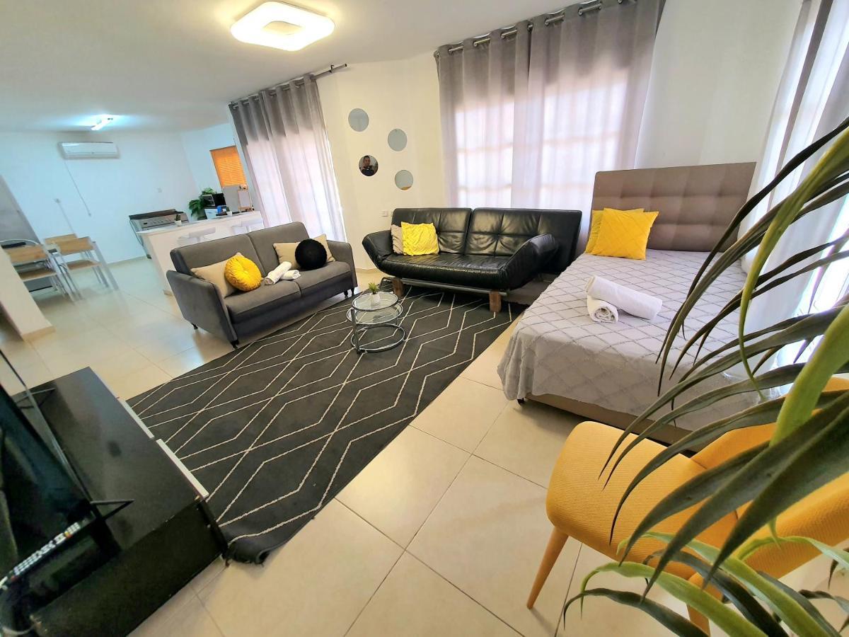אילת Barak Royal Suites 20 Garden Jacuzzi - ג'קוזי בחצר מראה חיצוני תמונה