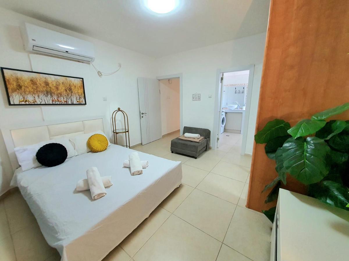 אילת Barak Royal Suites 20 Garden Jacuzzi - ג'קוזי בחצר מראה חיצוני תמונה